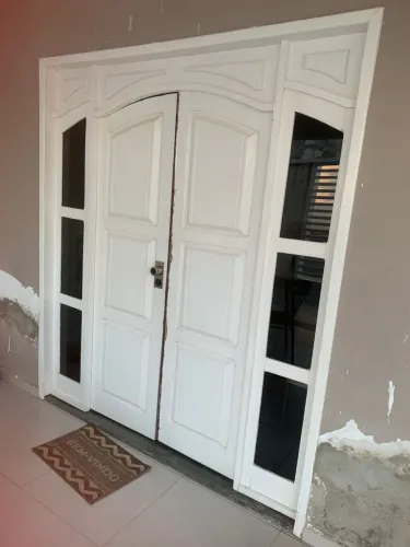 Vende-se porta de madeira com vidro nas laterais 