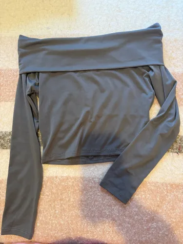 Blusa ombro a ombro manga longa cinza