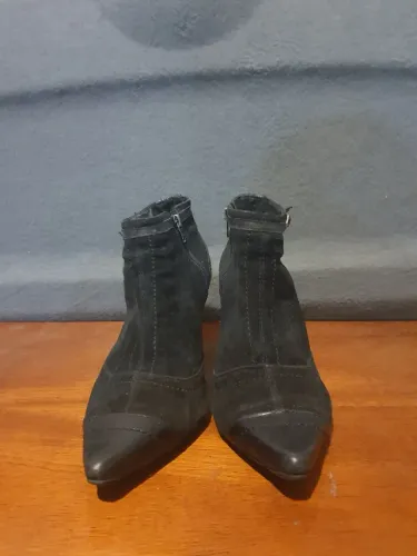 Bota em camurça salto 5. 