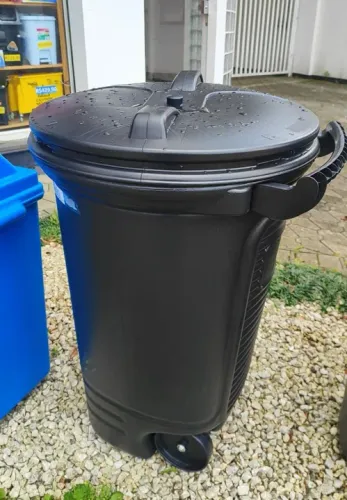 Lixeira 120l com rodas 