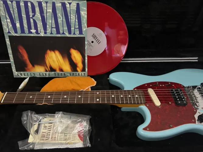 Guitarra Fender Mustang Kurt Cobain (canhoto)