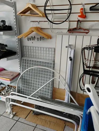Suprimentos para lojas de roupas, araras, cabides etc novos
