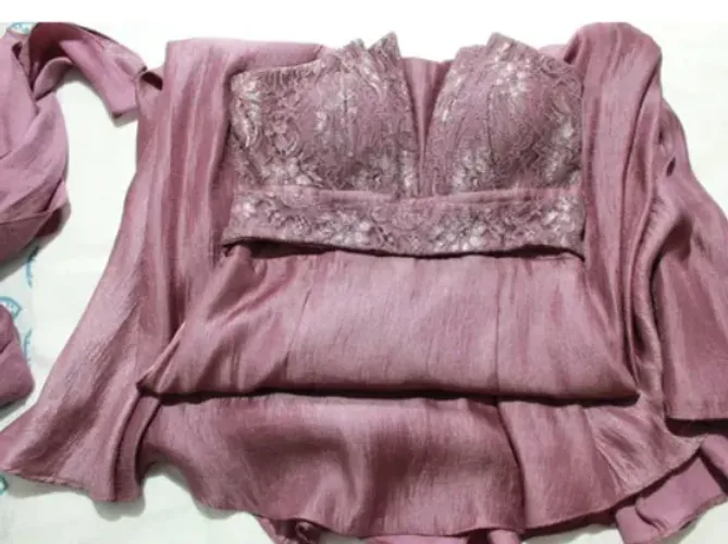 vestido de festa lilás/rosa metálico com echarpe