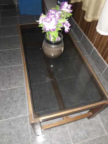 Mesa de Centro com Tampo de Vidro e Detalhes em Madeira