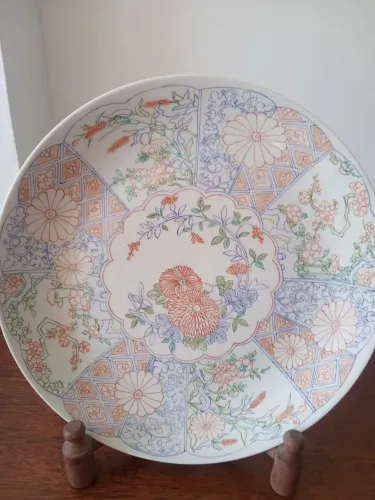 Prato decorativo de porcelana pintada a mão.