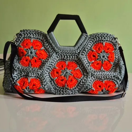 Bolsa de crochê cinza e laranja feita com fio Náutico. 