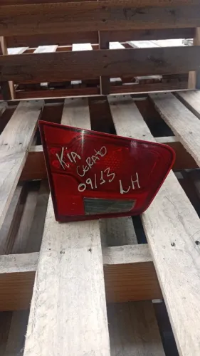 LANTERNA TRASEIRA ESQUERDA TAMPA DE MALA KIA CERATO 09/13