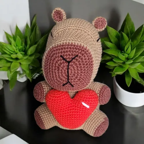 Amigurumi de Capivara com Coração - Feito à Mão