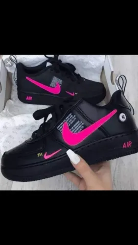 Tênis Nike Air Force 1 Preto com Detalhes Rosa