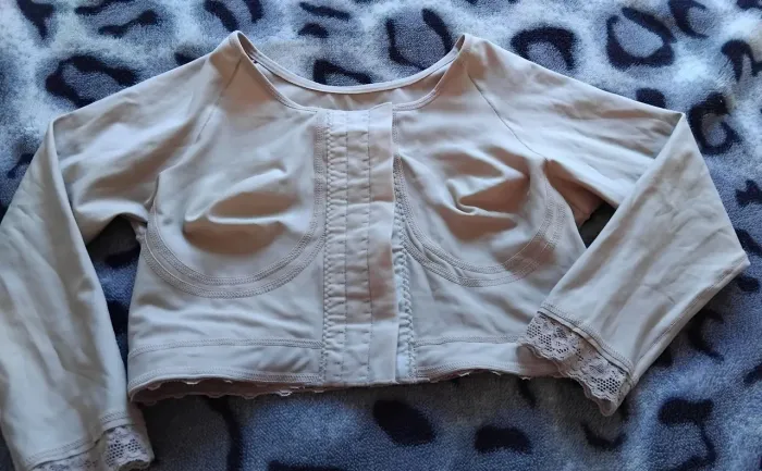 Blusa modeladora com detalhes em renda