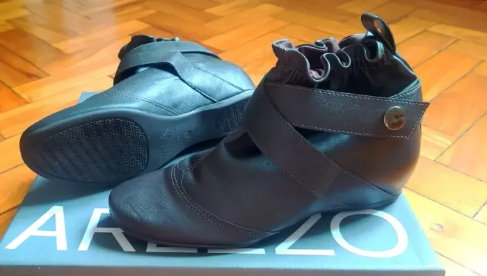 Bota em couro, cano baixo, marrom, Arezzo - tamanho 33 