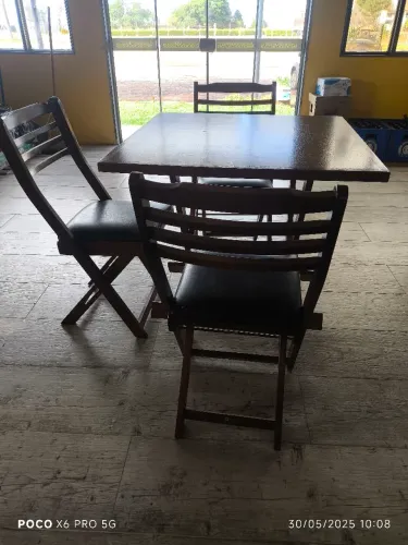 Mesa Dellart Amadeirada ideal para bares 