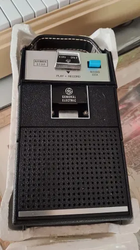 General Electric, gravador cassete Model M8430A.