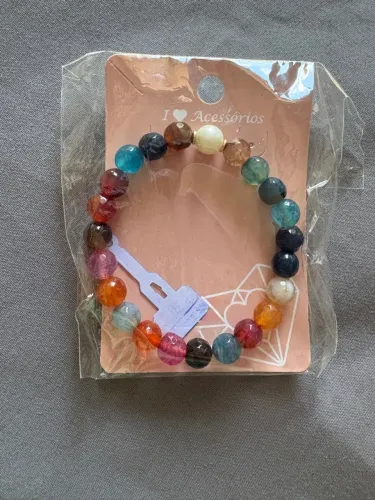 Pulseira de pedras naturais coloridas com detalhe dourado