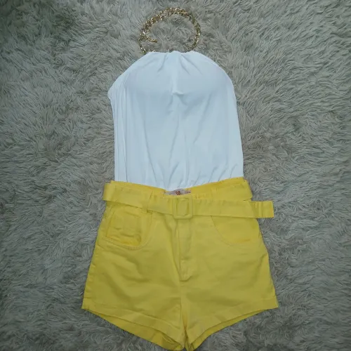 Blusa Branca Com Colar Dourado e Bojo