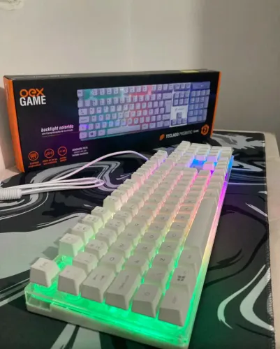 Teclado OEX Gamer Prismatic, ABNT2, LED RGB Rainbow, Branco TC205 + Comando de Voz