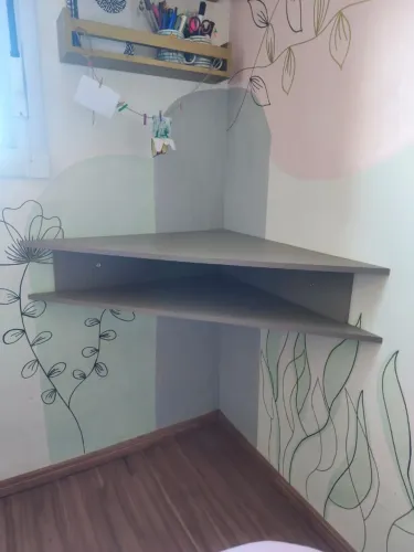 Mesa suspensa com espelho