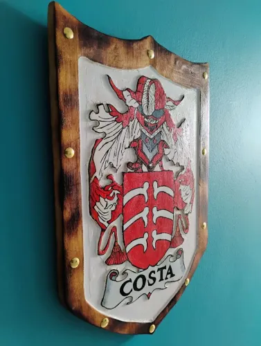 Escudo de madeira com brasão personalizado