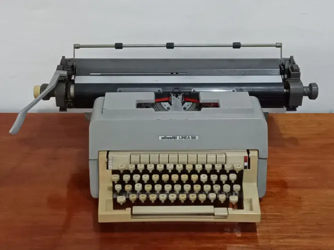 Máquina de Escrever Antiga Olivetti Linea 98