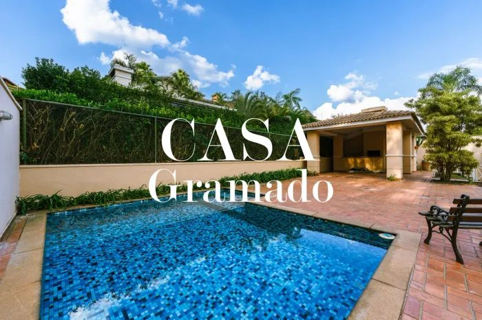 Casa espaçosa com quintal, piscina e suítes espaçosas em rua sem saída, no Gramado