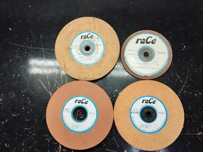 KIT 2 rebolos RACE grão 220 e 320 para afiação de alicates de citículas