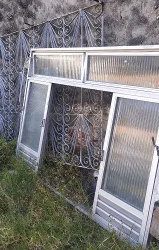 Janelão de alumínio com grade