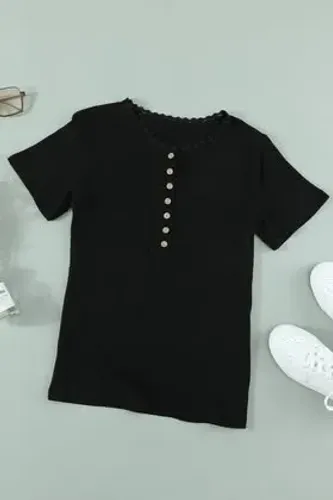 Blusa preta com detalhes botões NOVA