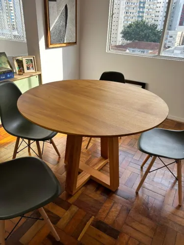 Mesa redonda em madeira garapeira