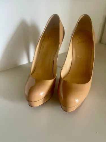 christian louboutin nude pumps  clássico e atemporal