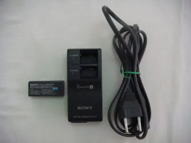 Bateria Camera Sony Np-fc 11 Carregador Bc-vc 10 Usados  cod. P-20
