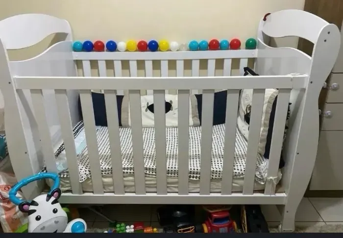 Berço infantil com colchão 