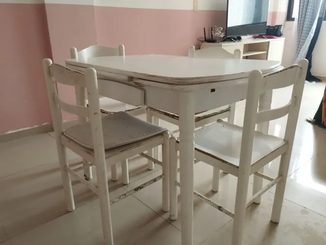 Mesa de jantar extensível de madeira laqueada com 6 cadeiras - precisa reforma