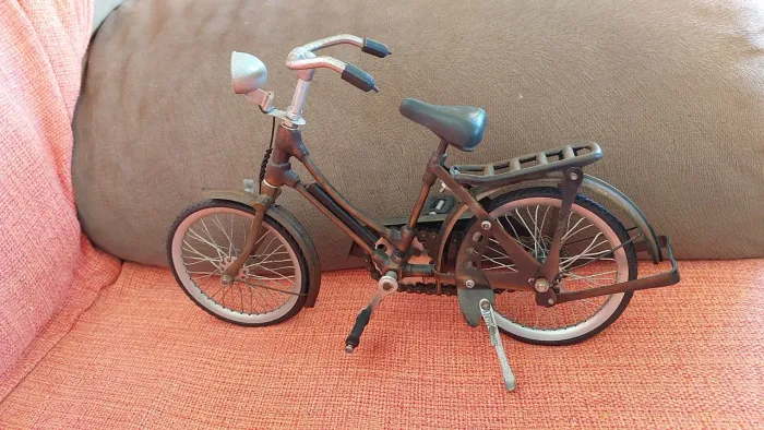 Miniatura de bicicleta de lata modelo antiga SÓ VENDA NÃO TROCO POR NADA