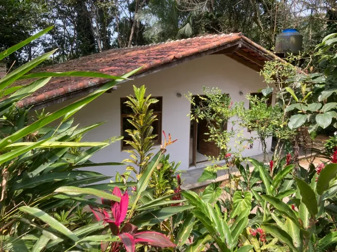 Casa linda e aconchegante- 3 salas-churrasqueira -1 st- 2 lotes-Praia do Félix-Ubatuba-SP