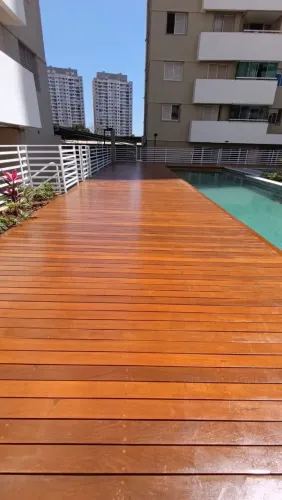 Deck de madeira para área externa e interna