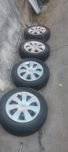 Jogo de rodas de ferro com pneus e calotas aro 14 do Toyota etios