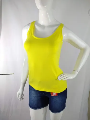 Manequim Feminino com Regata Amarela e Short Jeans