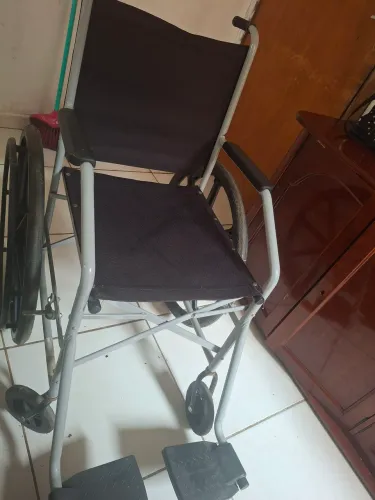 Cadeira de rodas semi novo bem conservada 