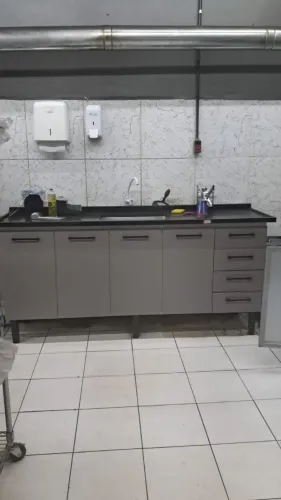 Pia granito preto com 1 cuba inox de 2 metros + gabinete de aço Juno  na cor cinza
