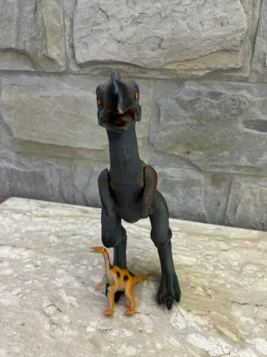 dinossauro arimimus de brinquedo
