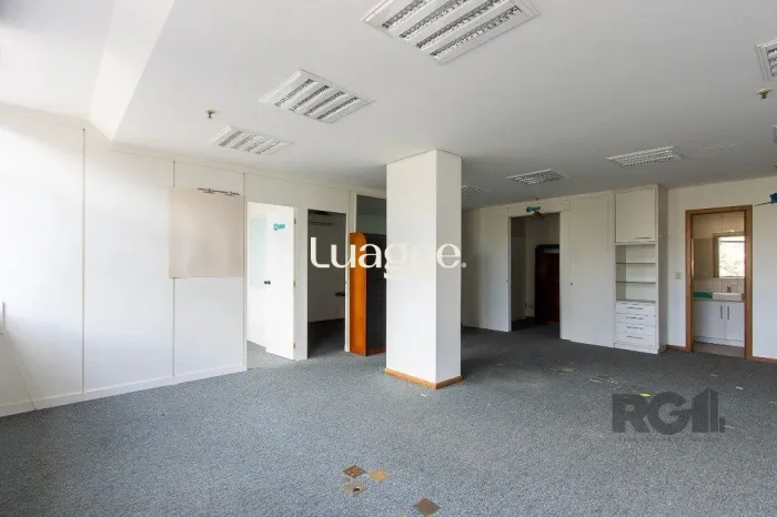 SALA COMERCIAL PARA LOCAÇÃO NO BAIRRO MENINO DEUS - 82M² ÁREA PRIVATIVA - PISO CARPETE