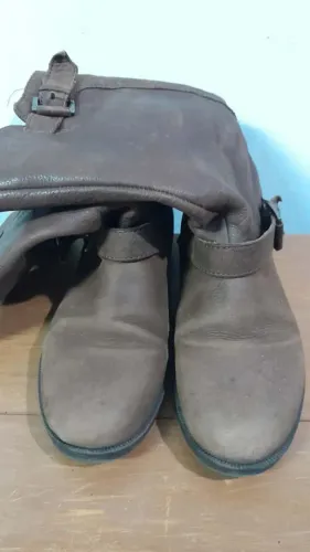 Bota em Couro Zara Nº 35 bom estado