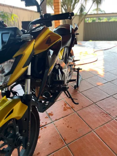 Honda CB 300F Twister 2023 - Amarela - IPVA 2026 Pago / Abaixo da FIPE