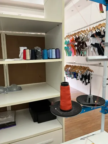 PROCURAMOS COSTUREIRA MODA PRAIA E FITNESS