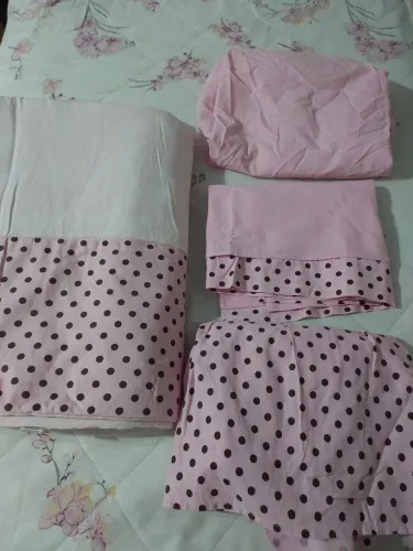 Kit berço 4 pecas : 2 lençol, 1 colcha 1 saia de berço