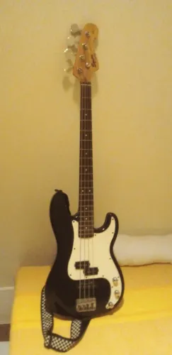 Baixo Fender Squier Precision