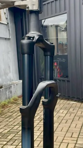 Suspensão Reba RockShox