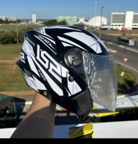 Capacete sportivo - GRÁTIS ENT