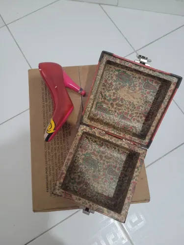 Baú porta assessórios + um( sapato enfeite)