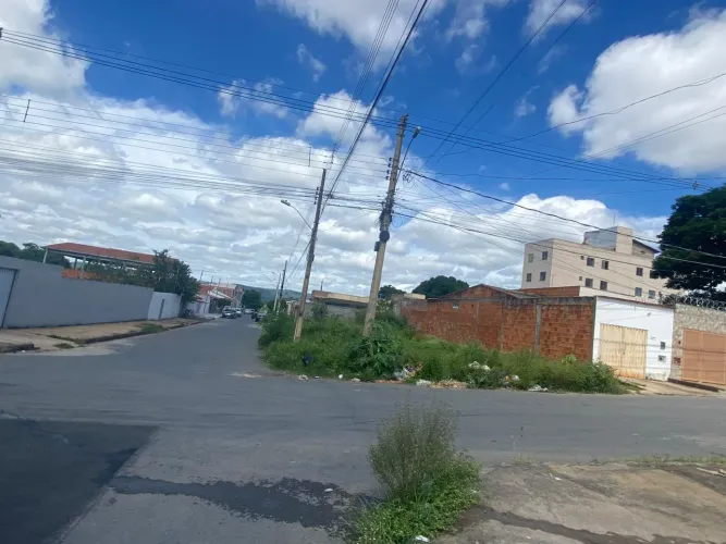 Vende-se Lote de Esquina - Bairro Maracanã